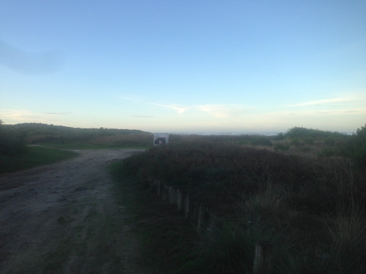 Irgendwo in Portugal. Die Dünen, das Meer und ein kleines, einsames Wohnmobil.