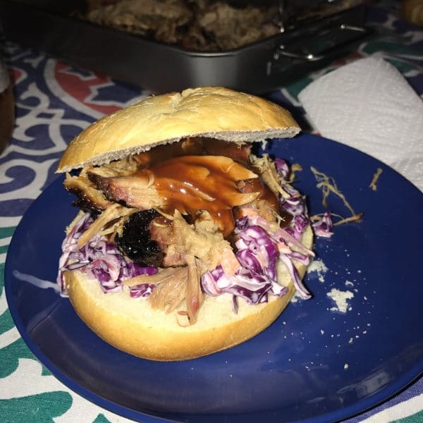 Der fertige Pulled Pork Burger