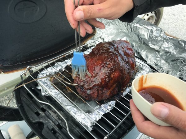 Das Moppen: BBQ Sauce aufs Schwein pinseln.