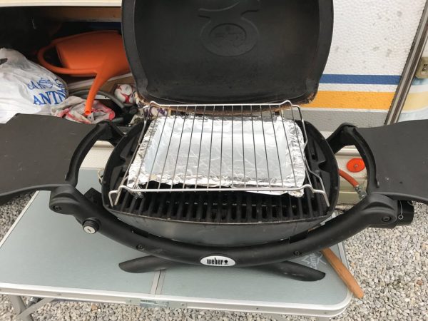 Das Setup: Weber Q120 Gasgrill und Schale und Rost von IKEA