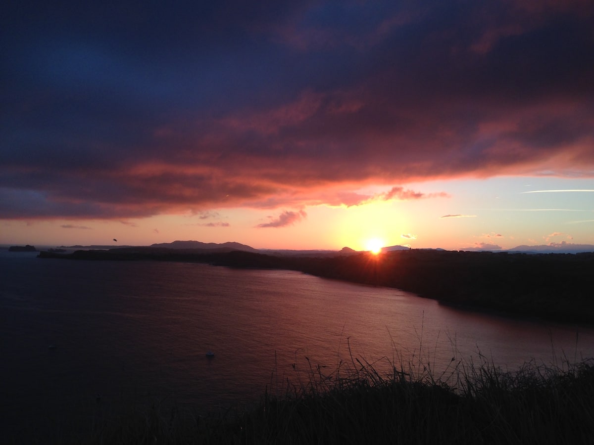 Sonnenuntergang über den Klippen in Kantabrien